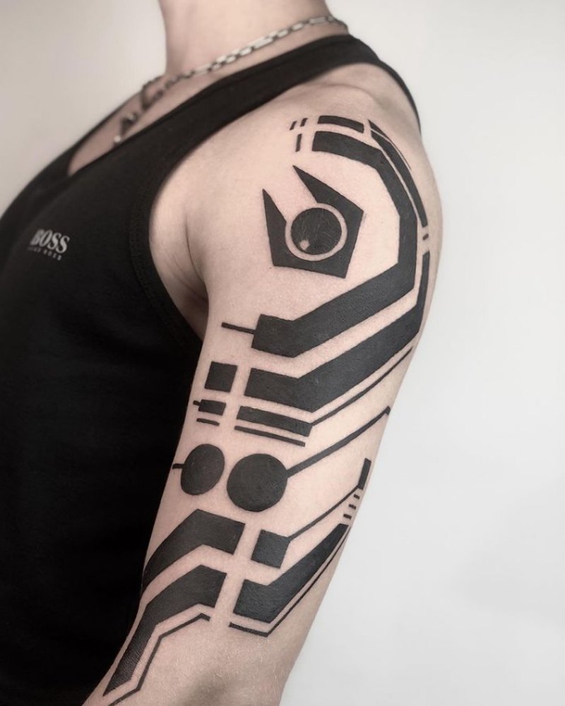 Grafisches Blackwork-Tattoo mit klaren schwarzen Flächen am Oberarm, gestochen bei LSD Tattoo Berlin
