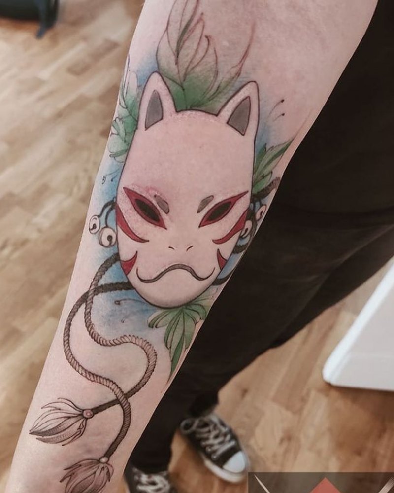 Japanische Fuchsmaske in zarten Farben am Unterarm, LSD Tattoo Berlin