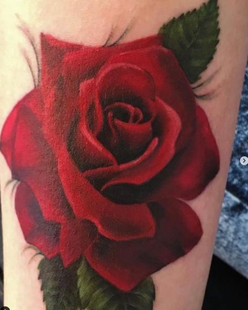 Rote Rose als Color-Realism-Tattoo am Oberarm, LSD Tattoo Berlin