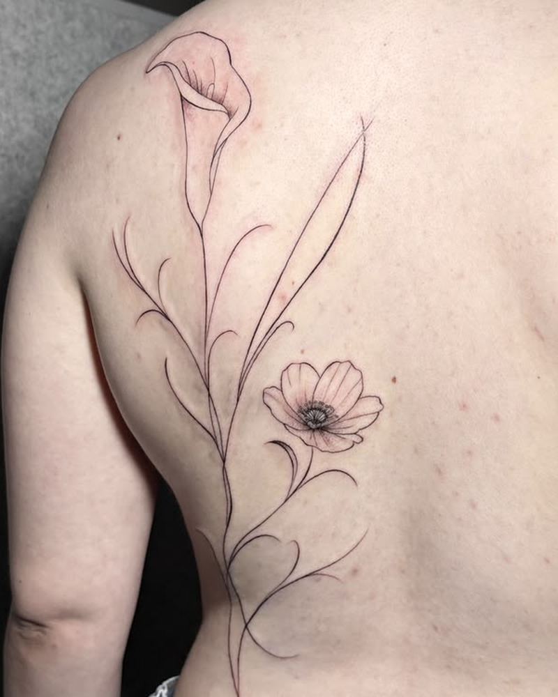 Fineline Tattoo mit Calla und Mohnblüte am Rücken, gestochen bei LSD Tattoo Berlin