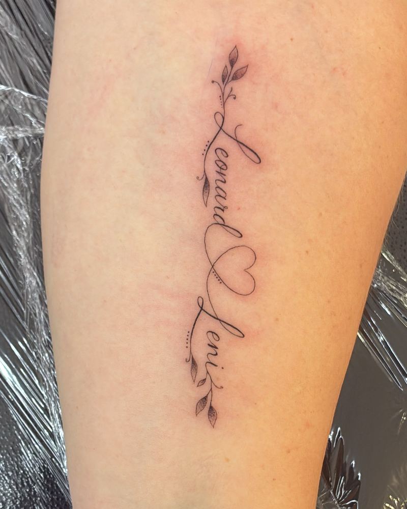 Fineline Tattoo mit zwei Namen, Herz und Blättern am Unterarm