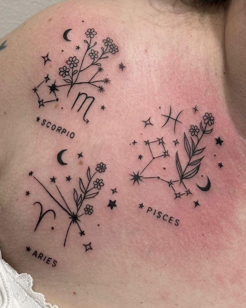 Fineline Tattoo mit Sternzeichen, Sternbildern und Blüten an der Schulter