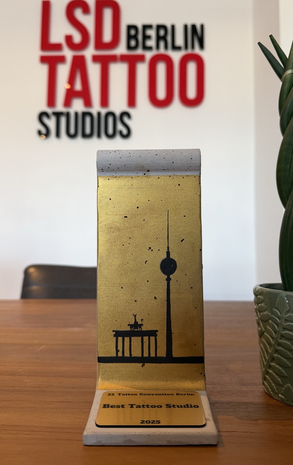 Pokal „Best Tattoo Studio“ der 33. Tattoo Convention Berlin 2025 im LSD Tattoo Studio