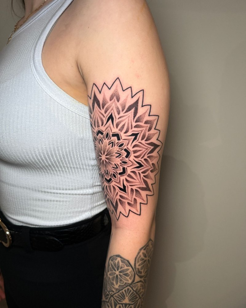 Symmetrisches Mandala in Dotwork am Oberarm