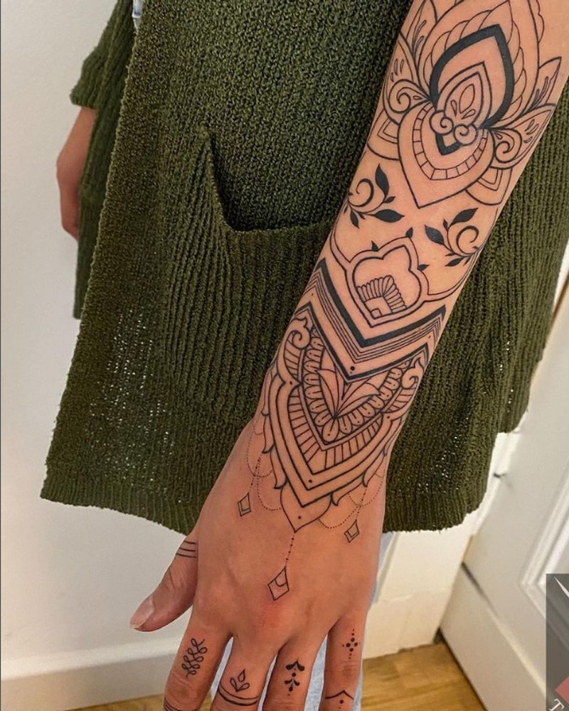 Ornamente über Unterarm, Handrücken und Finger