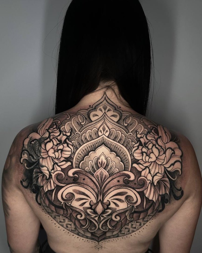 Großes ornamentales Mandala über den oberen Rücken, gestochen bei LSD Tattoo Berlin