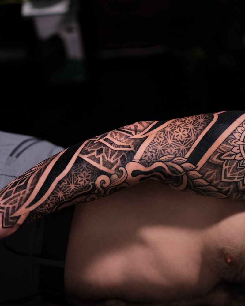 Ornamentaler Sleeve mit Mandalas und Bändern über den ganzen Arm