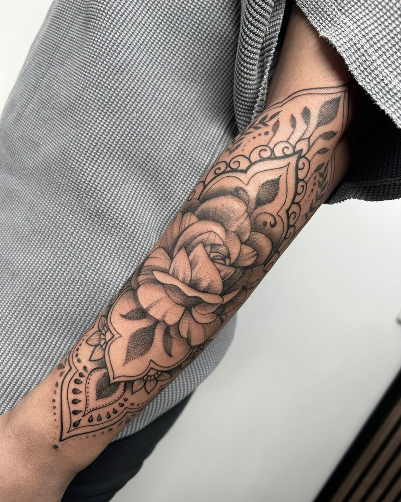 Ornamentales Mandala mit Rose am Unterarm in Dotwork
