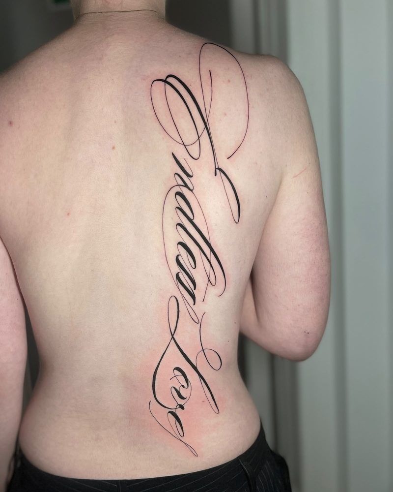 Großer Kalligrafie-Schriftzug entlang der Wirbelsäule, gestochen bei LSD Tattoo Berlin