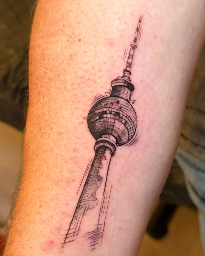 Walk-in Tattoo mit Berliner Fernsehturm am Unterarm, gestochen bei LSD Tattoo Berlin