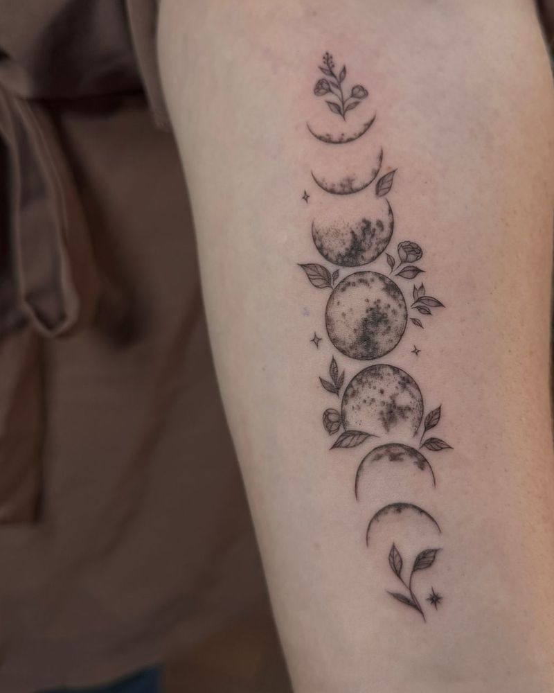 Walk-in Tattoo mit Mondphasen am Unterarm