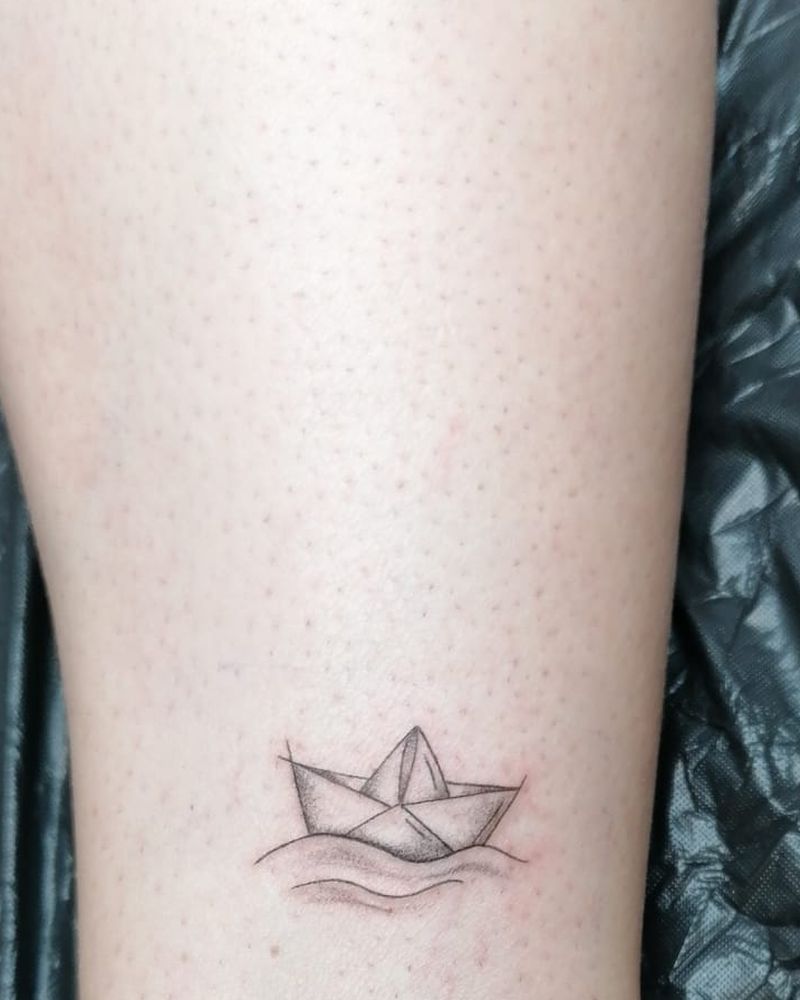 Kleines Walk-in Tattoo mit Papierboot am Knöchel