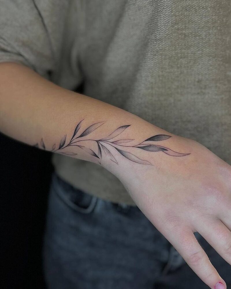 Feiner Blätterzweig als Fineline Tattoo am Handgelenk